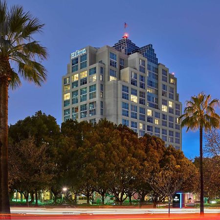 Hilton Los Angeles North-Glendale & Executive Meeting Center Exterior photo