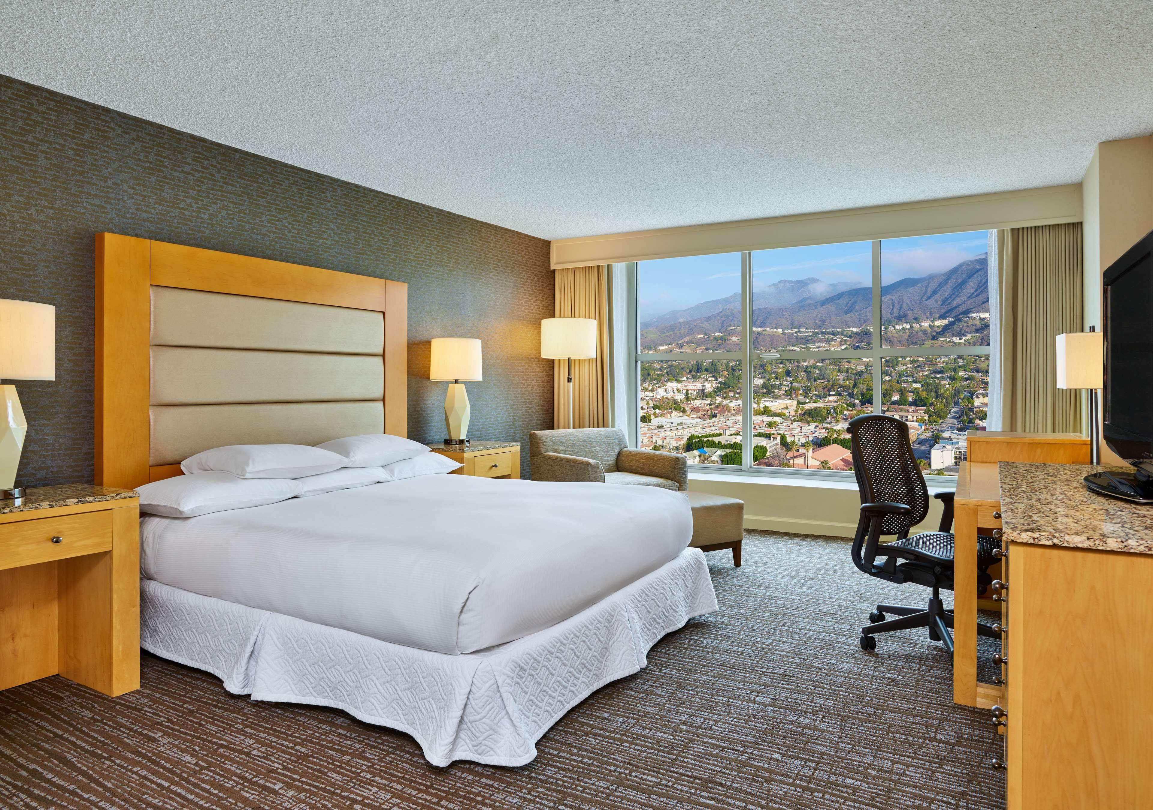 Hilton Los Angeles North-Glendale & Executive Meeting Center Exterior photo