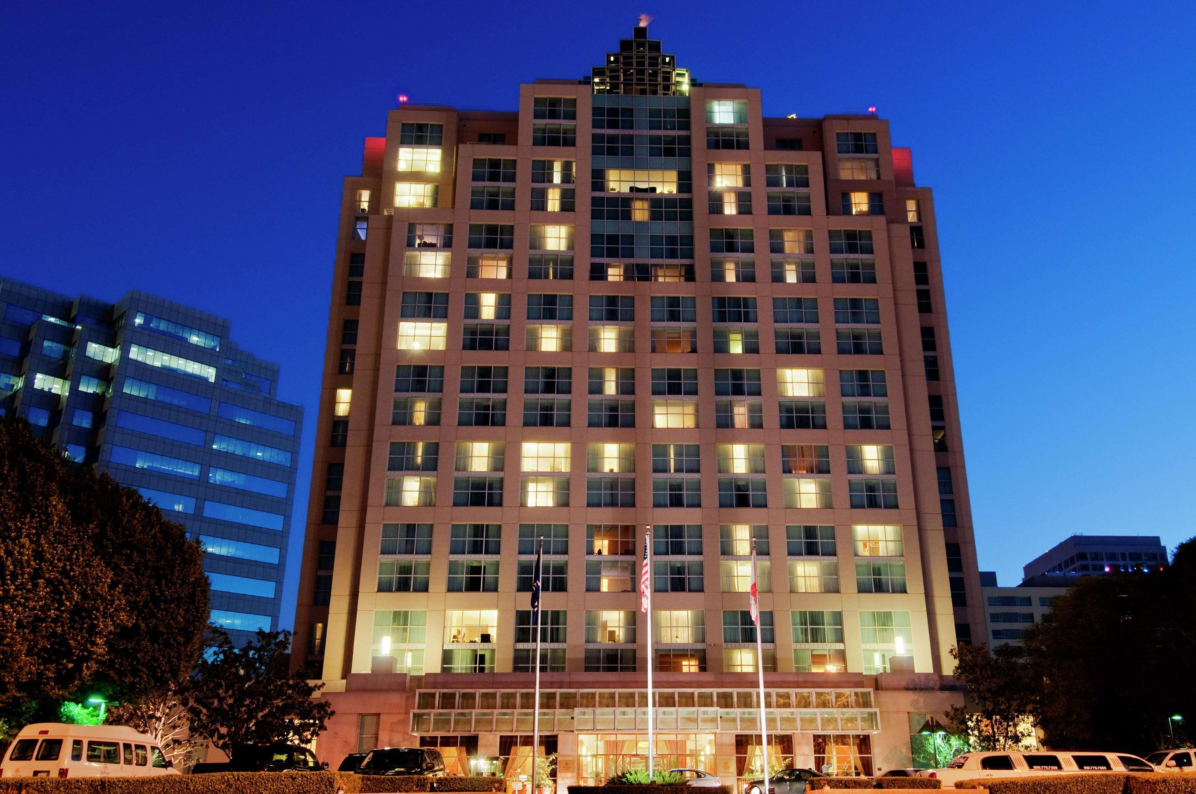 Hilton Los Angeles North-Glendale & Executive Meeting Center Exterior photo